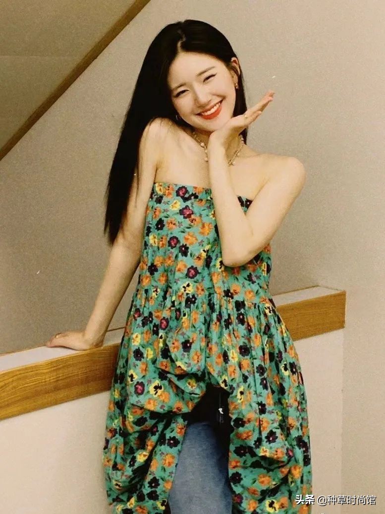 今年流行穿什么裤子和裙子,今年流行裙子配什么裤子