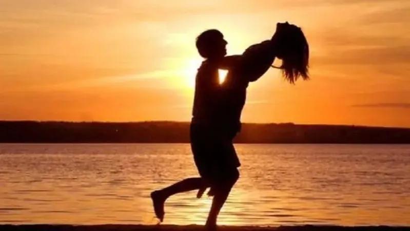 男：“老婆，情人节了，我送你一根葱。”女：“谢谢老公！”