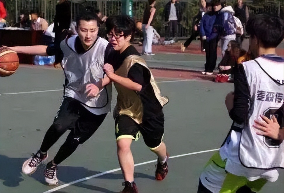 打篮球适合戴ok镜,戴眼镜不能踢足球吗