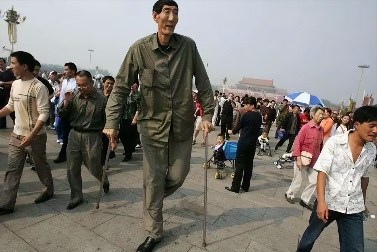 中国第一巨人鲍喜顺，不听医生忠告执意生育，如今儿子身高多少？