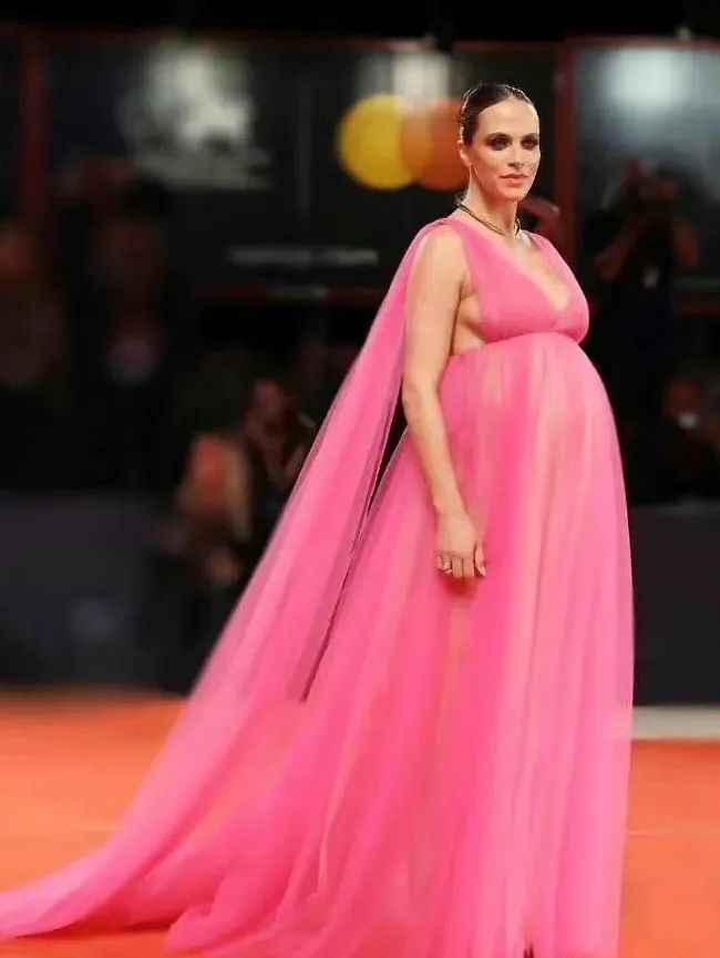 张嘉倪黑裙和网红同框,张嘉倪风波后首晒美照