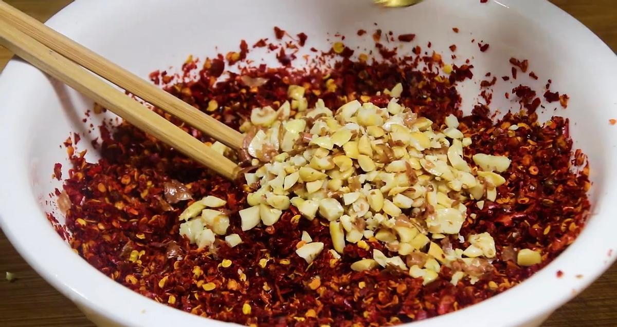 做凉拌辣椒油要烧热来用吗,泼热油的辣椒油怎么做