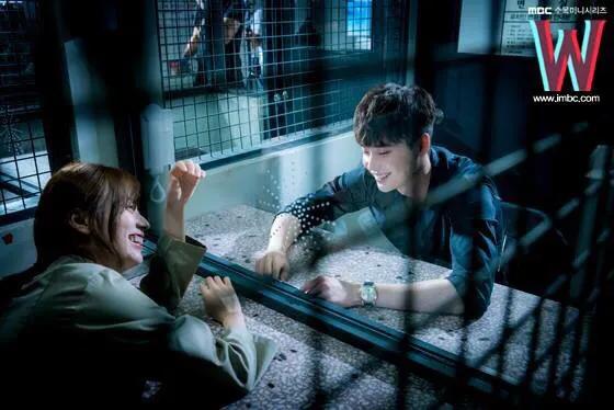 内地版《W两个世界》开播，被嘲自取其辱，网友：那可是李钟硕