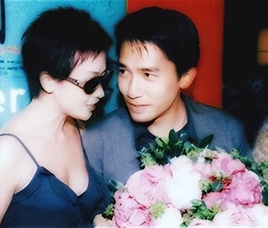 谢霆锋霍汶希杨受成王菲,王菲商场买手表