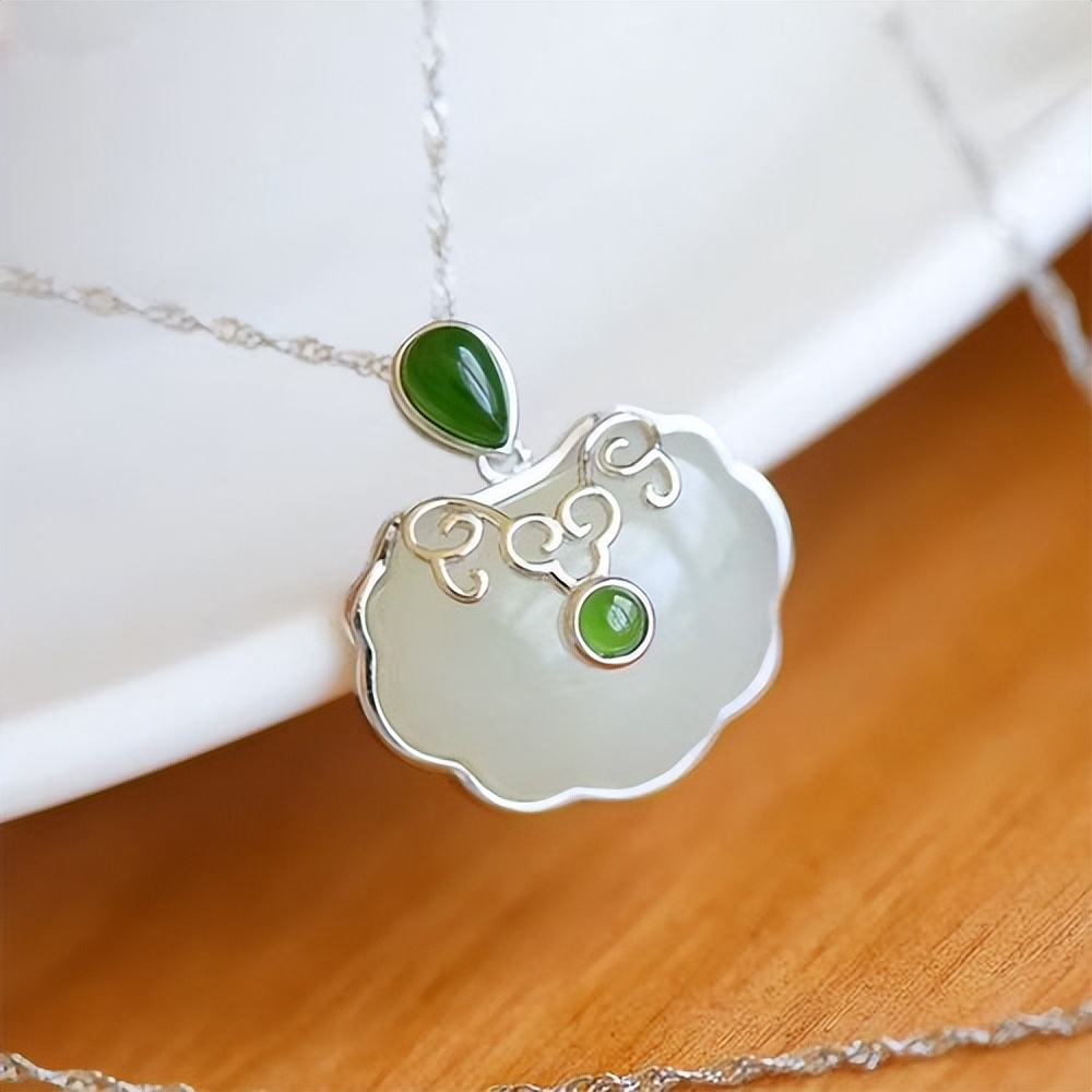 和田玉手镯可以戴着洗澡睡觉吗,和田玉可以戴着洗澡吗