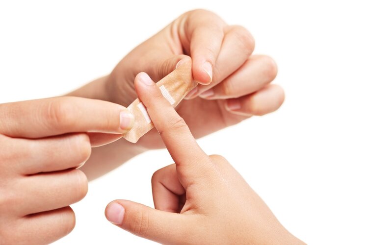 脚趾甲老往肉里长是缺什么吗,脚趾甲长到肉里一碰就疼如何解决