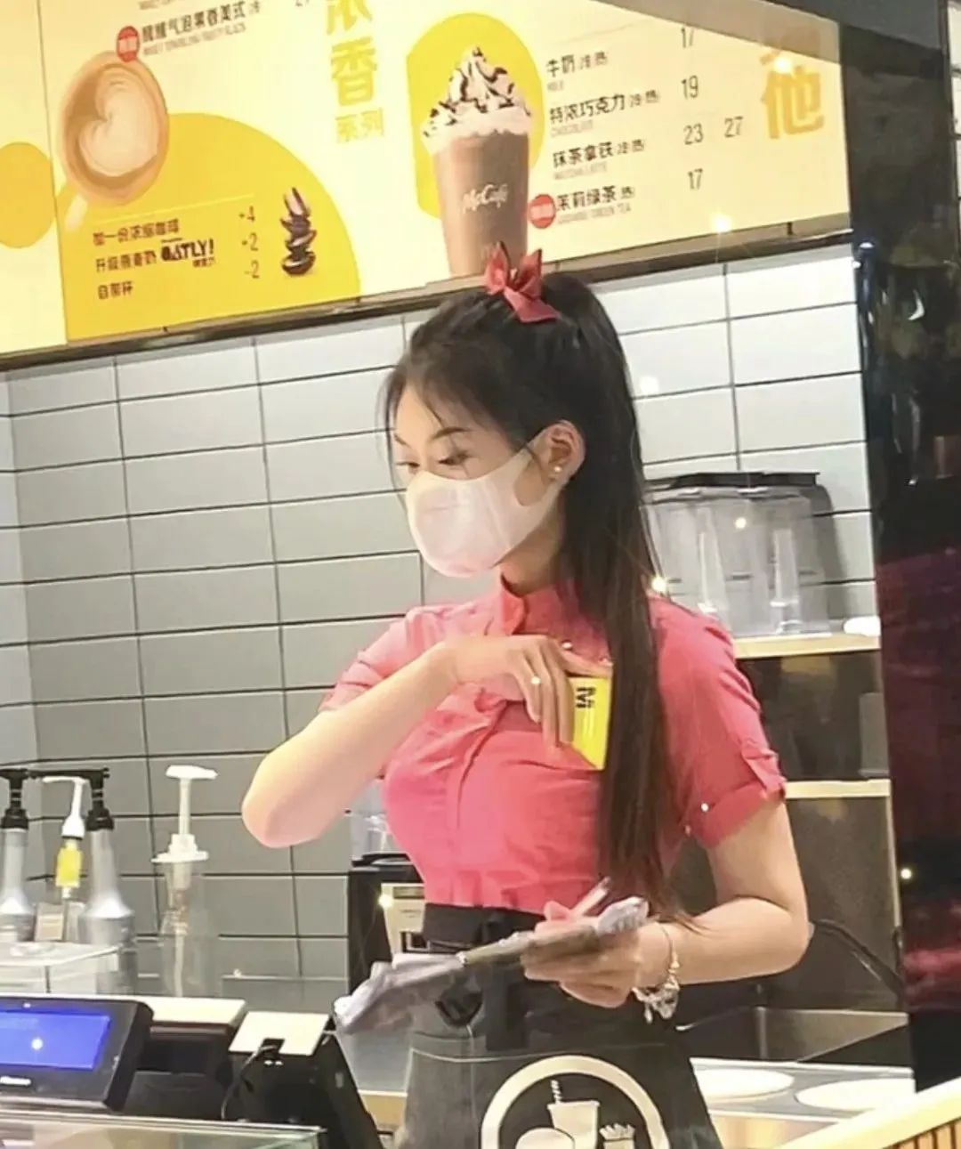 麦当劳里面的制服,麦当劳制服一样吗