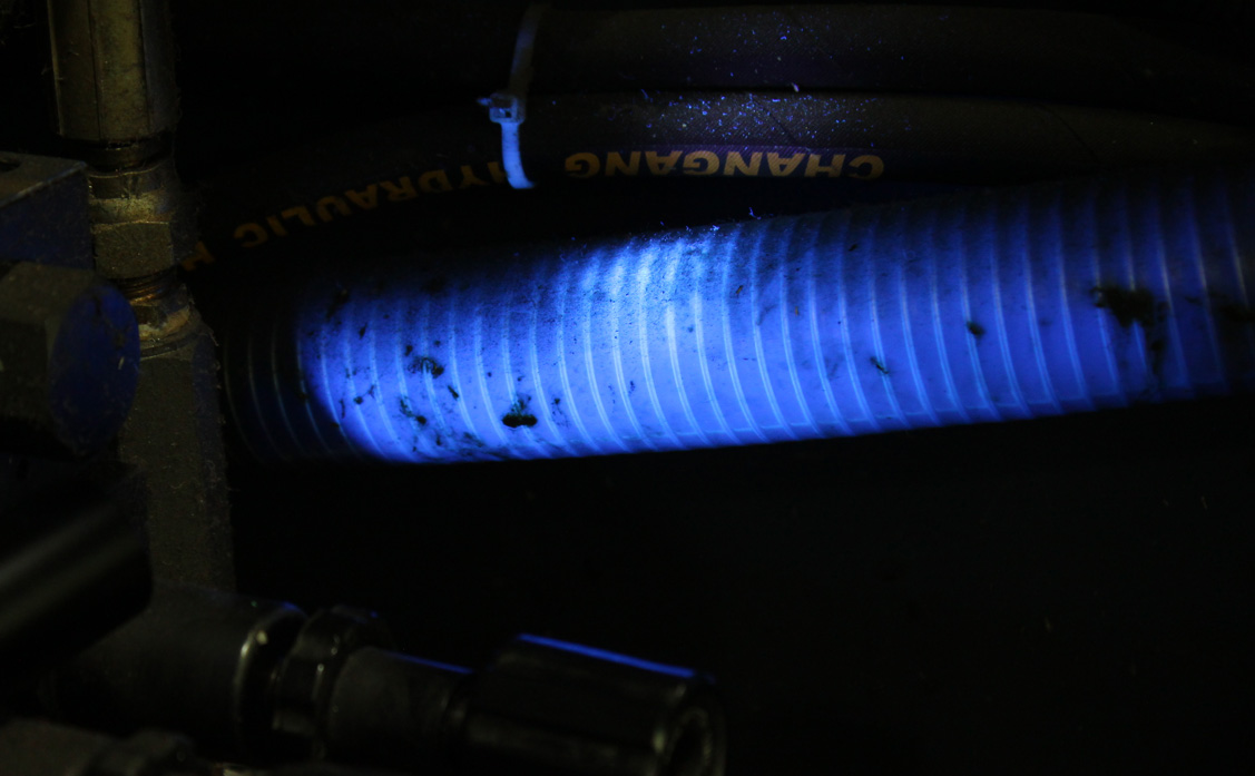 365紫外线手电筒荧光泄漏是怎样的，荧光检漏的流程和难点汇总