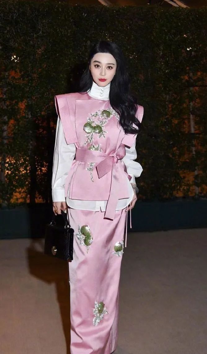 赵露思穿上廉价中国风礼服，俗成了18线网红