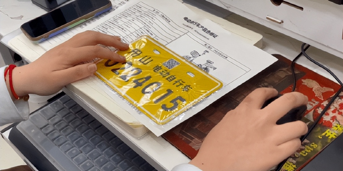 电动自行车牌照被套牌可以立案嘛,电动车牌照违规能拍到吗