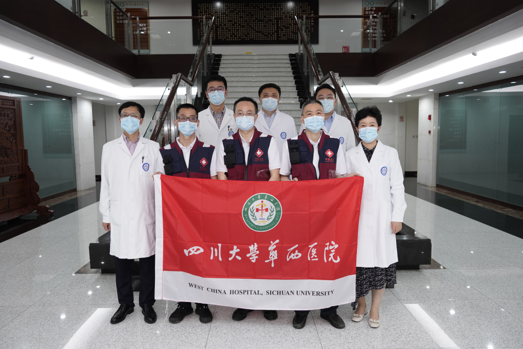 四川雅安地震过后向救援队送水,雅安地震成都救援队