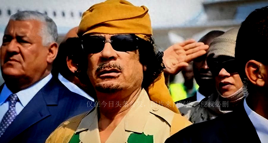 卡扎菲被抓住之后被暴打,卡扎菲被拖出来