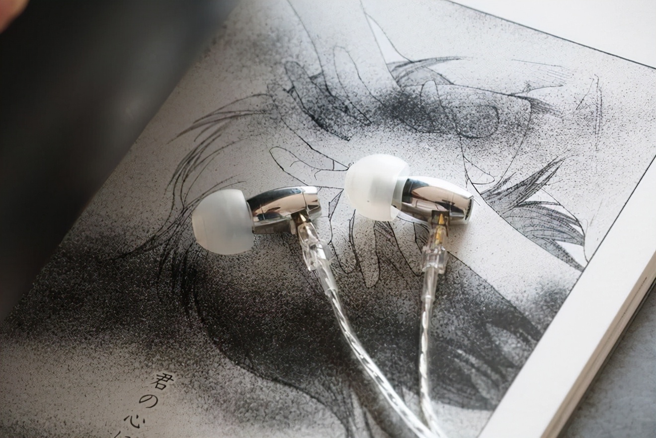 面对微型有线耳机的音质，我手里60个真无线全部投降