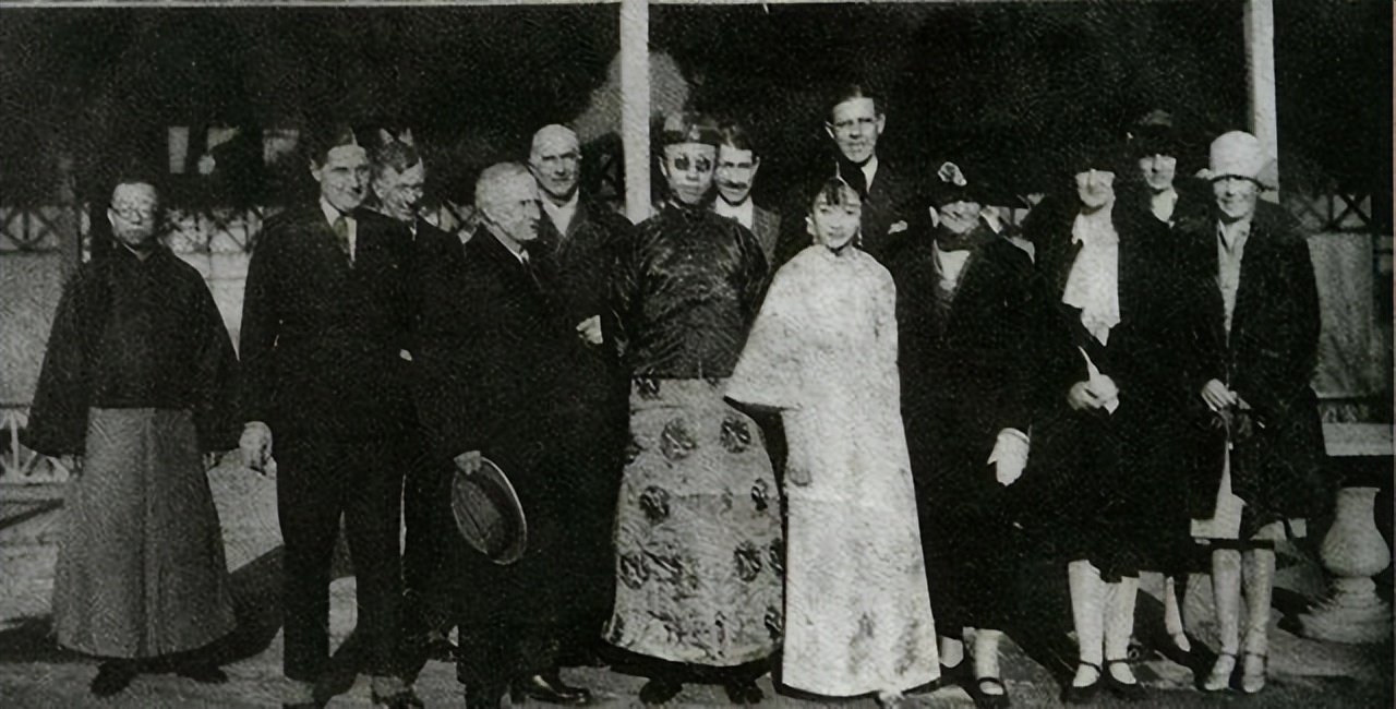 末代皇后婉容死后被扔在臭水沟边,末代皇后私生女