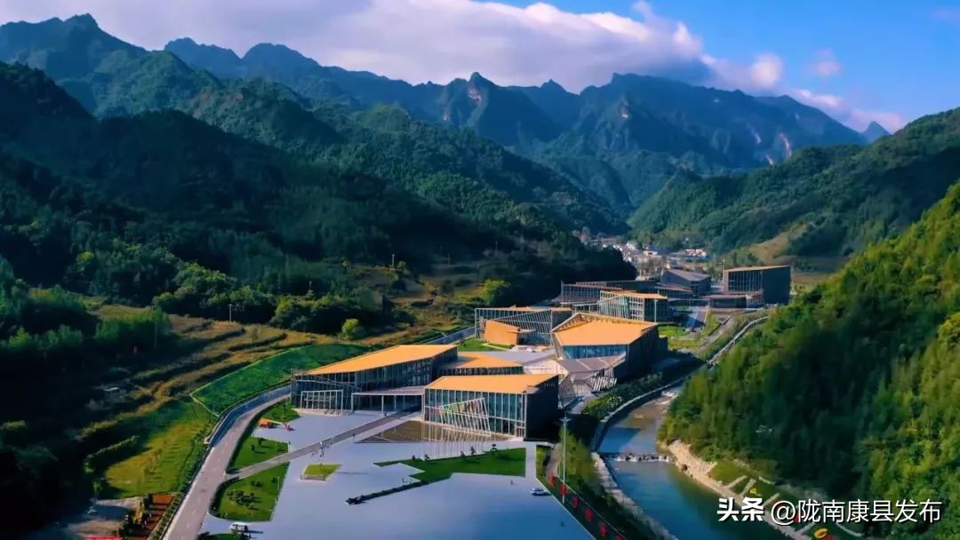 浜斾竴搴峰吇鏃呮父,浜斾竴搴峰吇搴﹀亣鏀荤暐