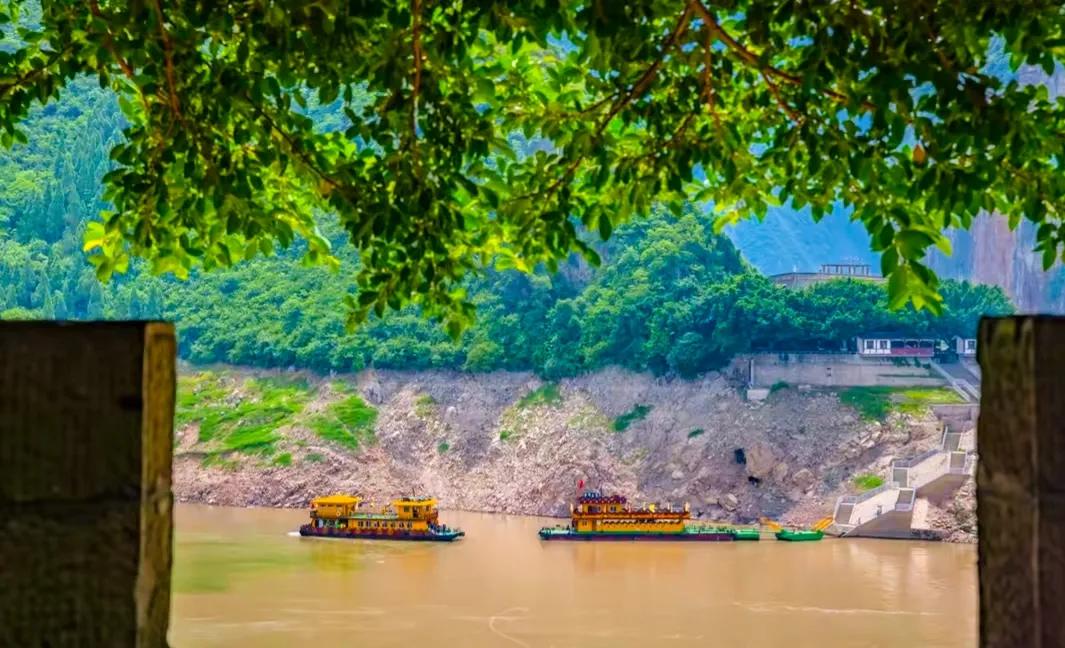 朝辞白帝彩云间中的白帝城指,早发白帝城和朝辞白帝彩云间