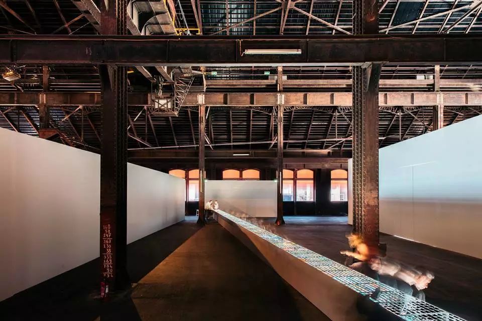 解构主义弗兰克盖里,美国建筑师弗兰克盖里的建筑风格