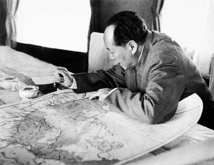 七十年前，毛主席就预言过：台湾只有两条出路。如今看来很准确