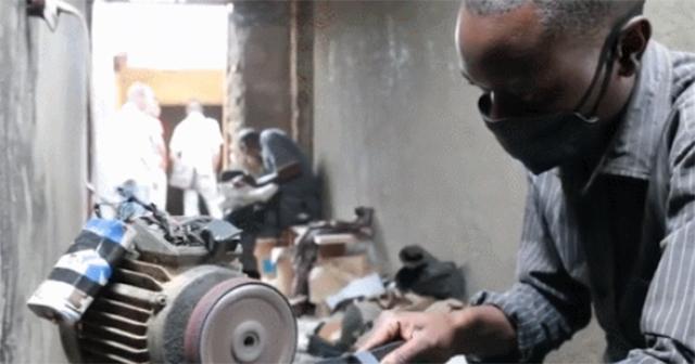 非洲穷小子“变废为宝”创业致富！把轮胎做成鞋，15元一双成爆款