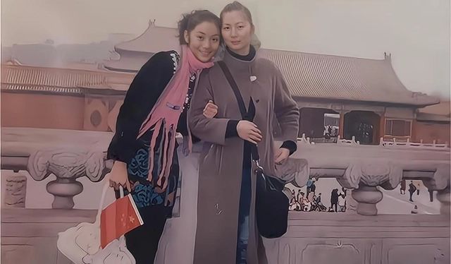 30岁模特瞒着母亲，未婚生下混血三胞胎：宁做单亲也不结婚