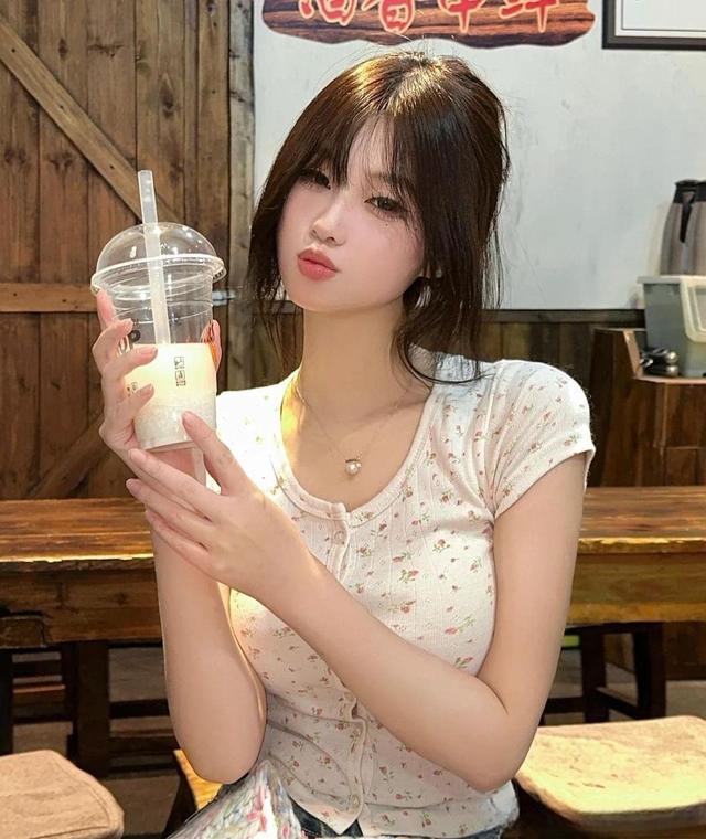 简单牛仔裤穿搭也会自带高级感,休闲鞋随意搭配牛仔裤休闲又有范