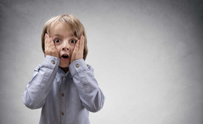 不堪入目，杭州女大学生地铁“奴性”事件遭疯传，网友：震碎三观