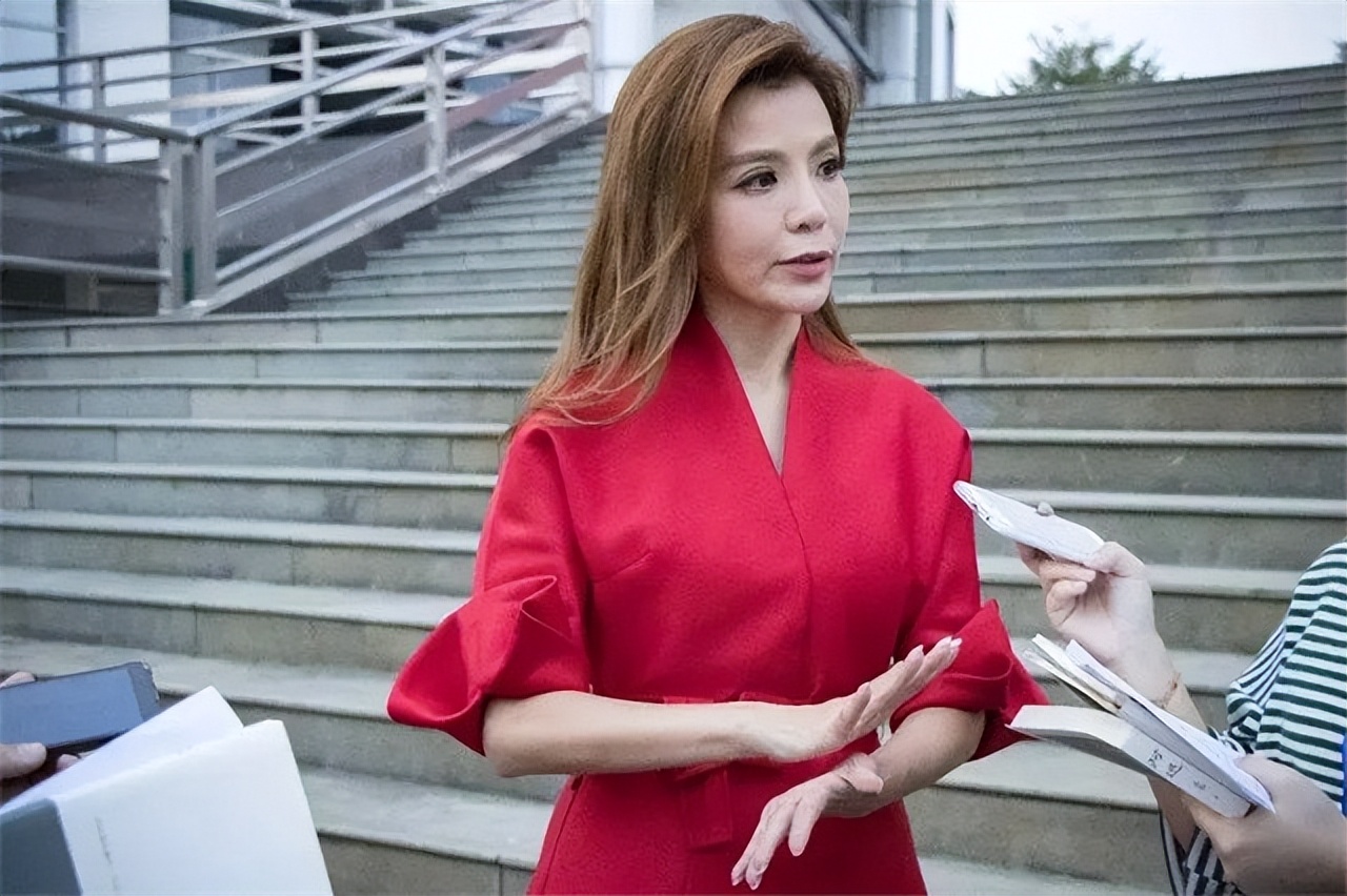 央视主持朱迅：17岁患癌，34岁患重疾，不惧谣言自称要活到90岁