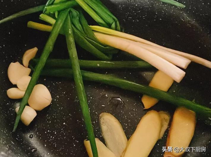 教你怎么做简单又好吃的卤猪脚,卤去骨猪脚家常做法