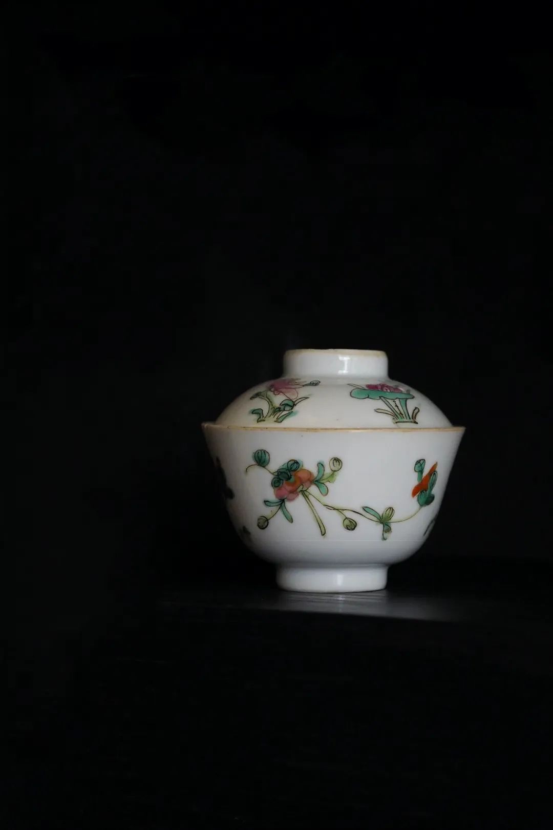 中国年轻人，不买房，只“玩物丧志”