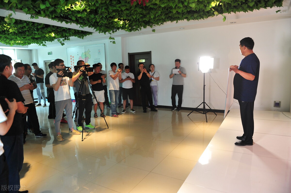 泰国买彩票男子跟空气对话,泰国男子卖彩票监控