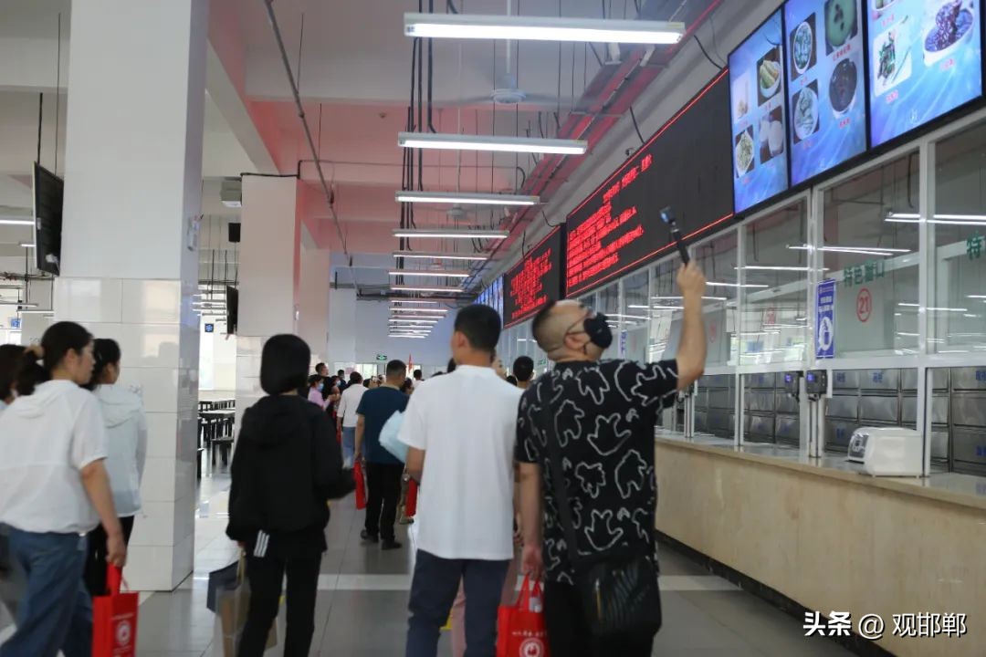 以爱之名育心成长主题活动,成人礼仪式学校举办