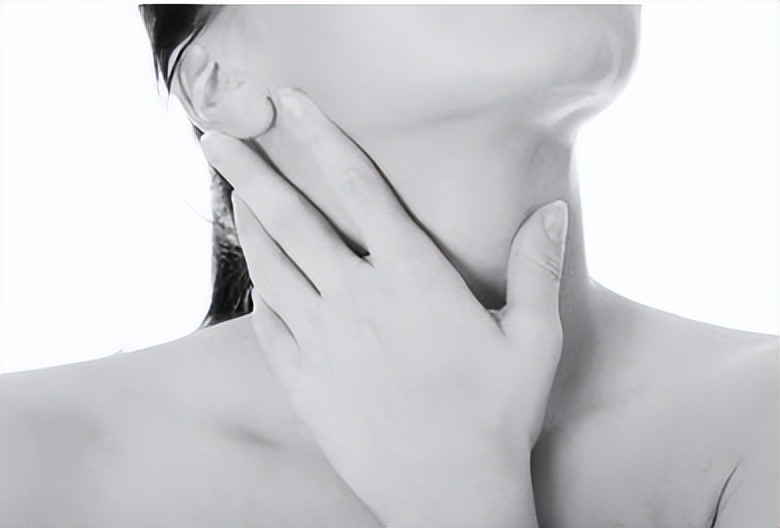 李连杰得甲亢后的照片,李连杰得甲亢前后照片对比