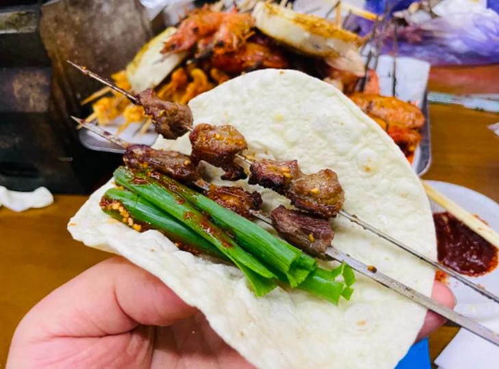 淄博不是露天烧烤吗,淄博烧烤靠的是真诚