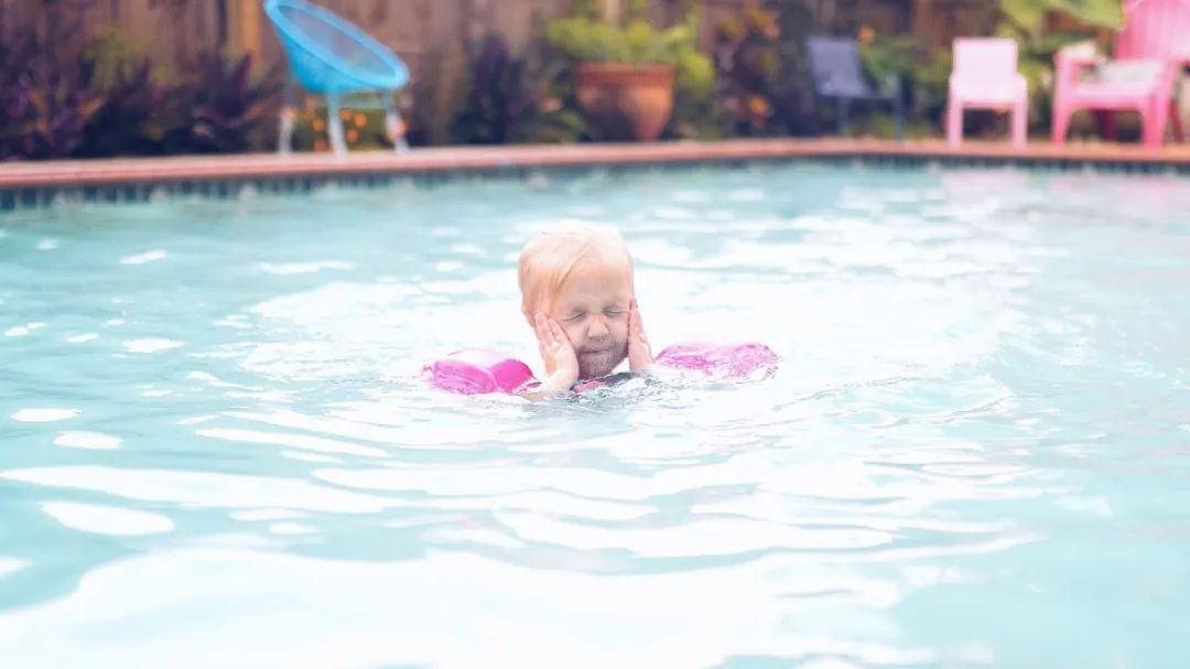 游完泳眼睛红用什么眼药水,游完泳眼睛感染