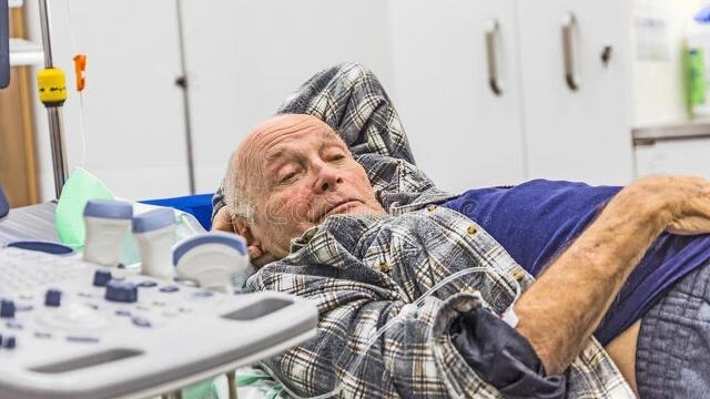 晚年瘫痪在床无法自理怎么办,老人瘫痪在床不能睡是什么原因