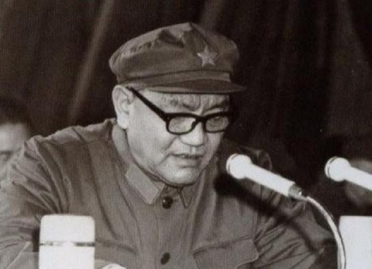 1973年,尤太忠给老政委*小平邓**送烟,*小平邓**拿到烟说了什么?