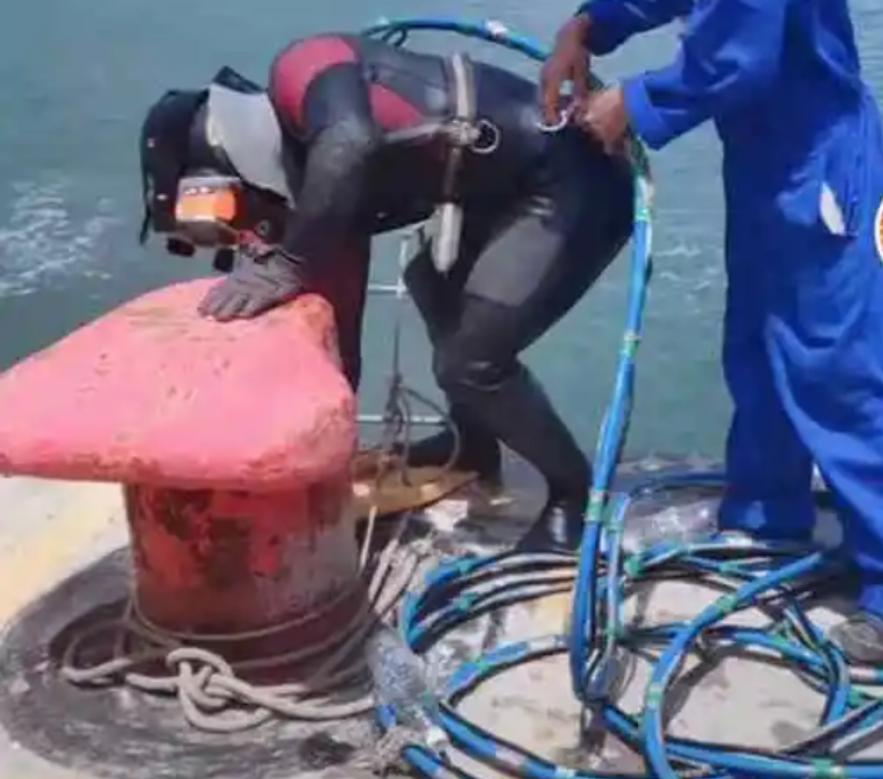 打桩机水鬼捞钻头3d演示,为什么打桩机一定要人下水里面捞