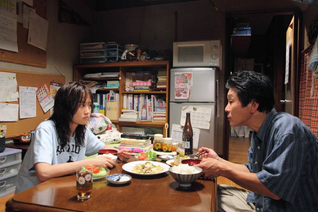 在日本40岁还和父母住一起,日本年轻人与父母同住