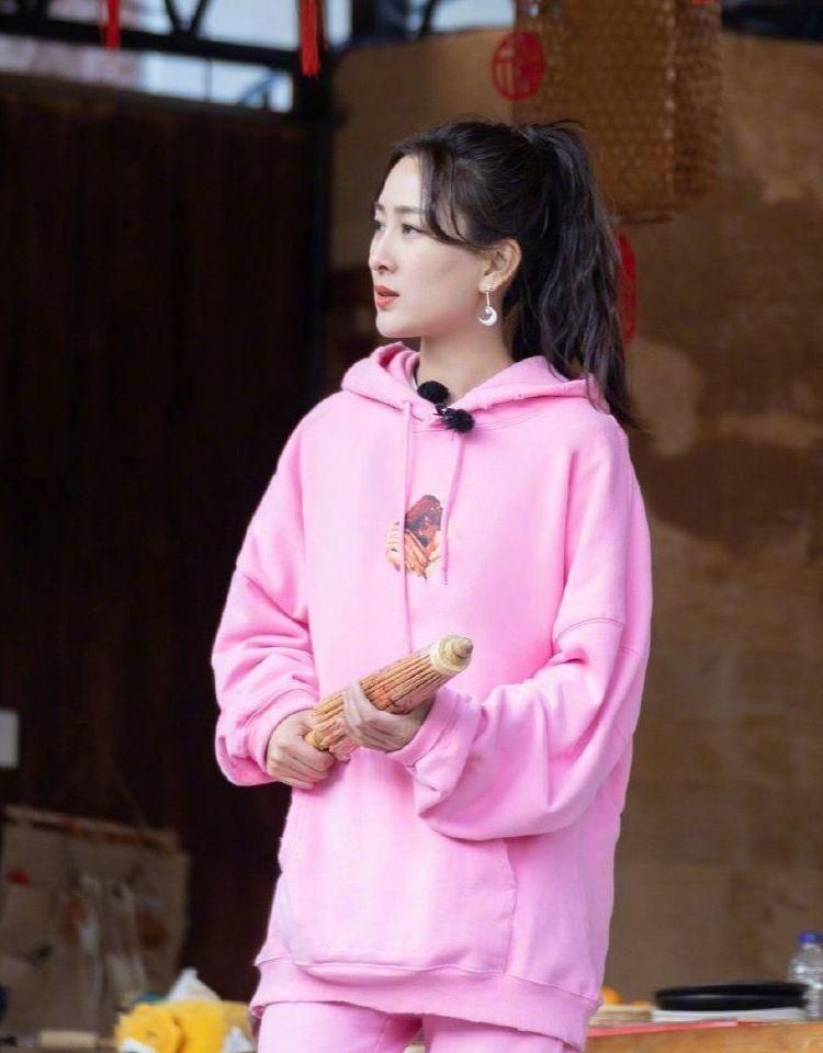 马伊琍袁泉穿出高级感,马伊琍袁泉同框红色衣服