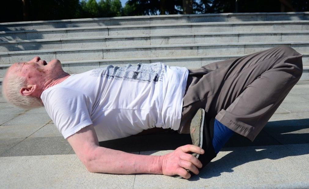 老人经常压腿、拉筋，对身体是好是坏？医生：3大好处会慢慢显现