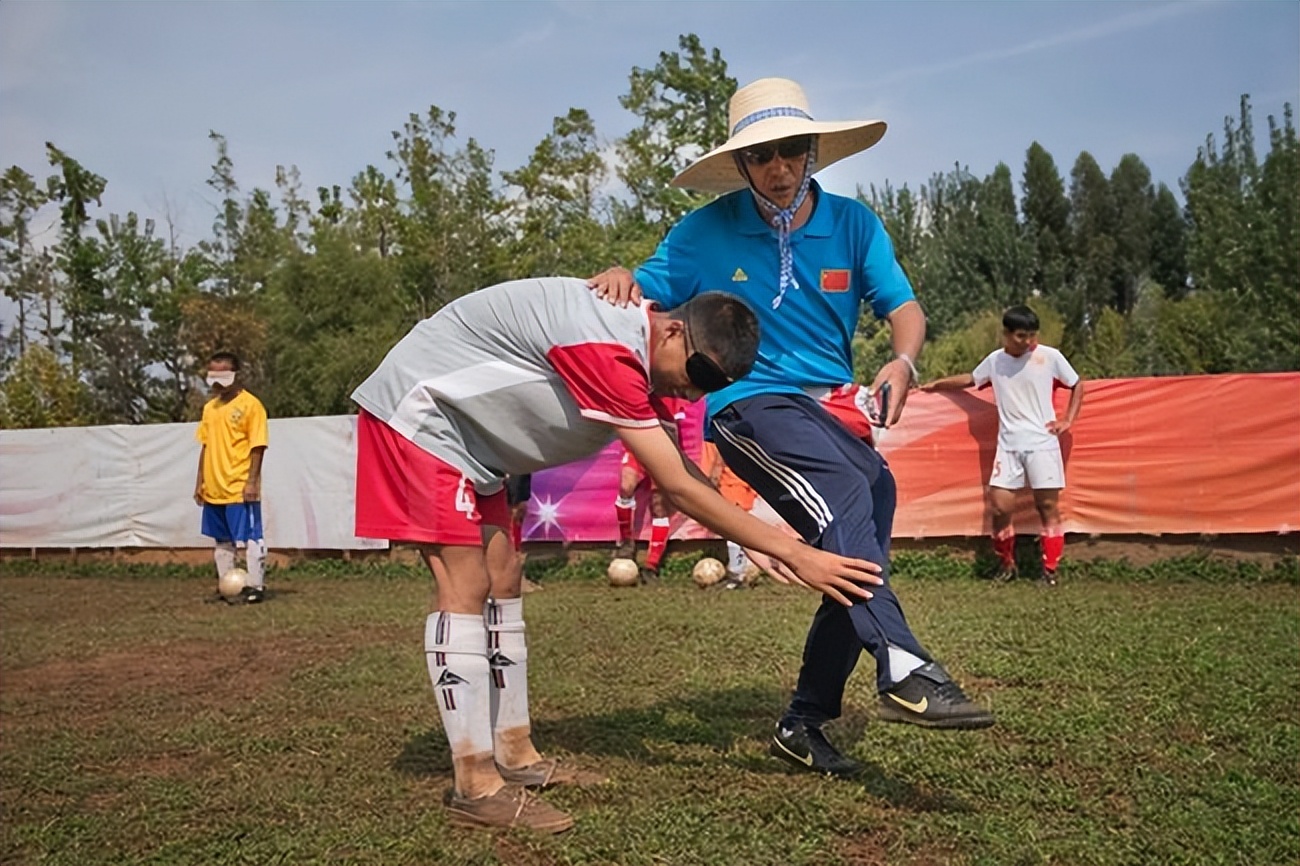 讽刺:男足睁眼踢瞎球,盲足却看到了国足的未来