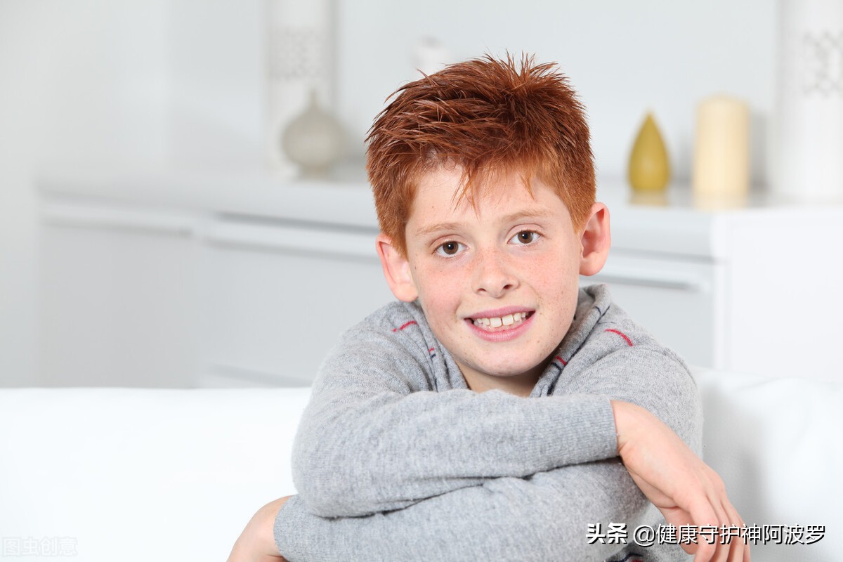 宝宝眼睛斜视眼睑下垂,眼睑下垂会导致孩子斜视原因