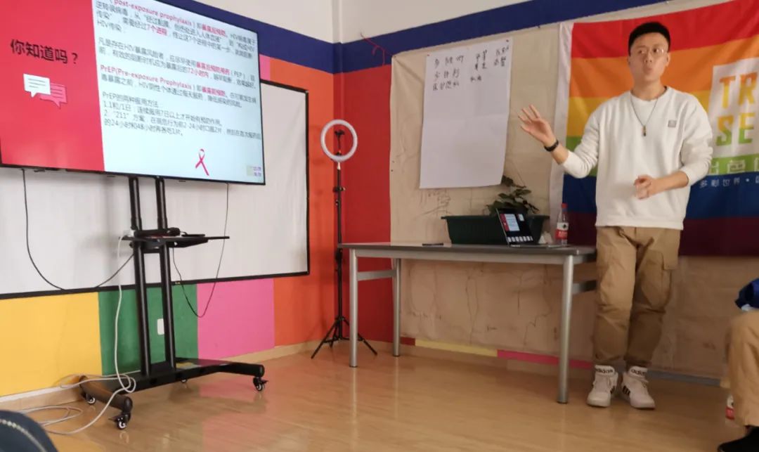 hiv感染者我该如何开心活着,对于艾滋病感染者我们怎么做