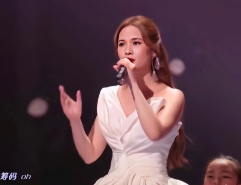 杨紫关晓彤跨年晚会造型,关晓彤2017年湖南跨年演唱会