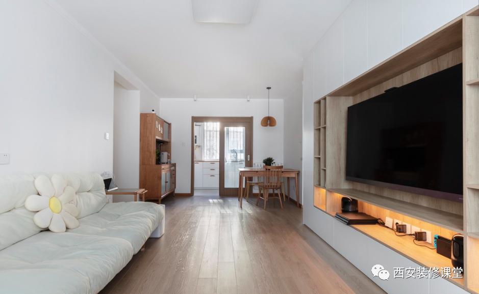 三室二厅简约大白墙原木,135平米大白墙原木风