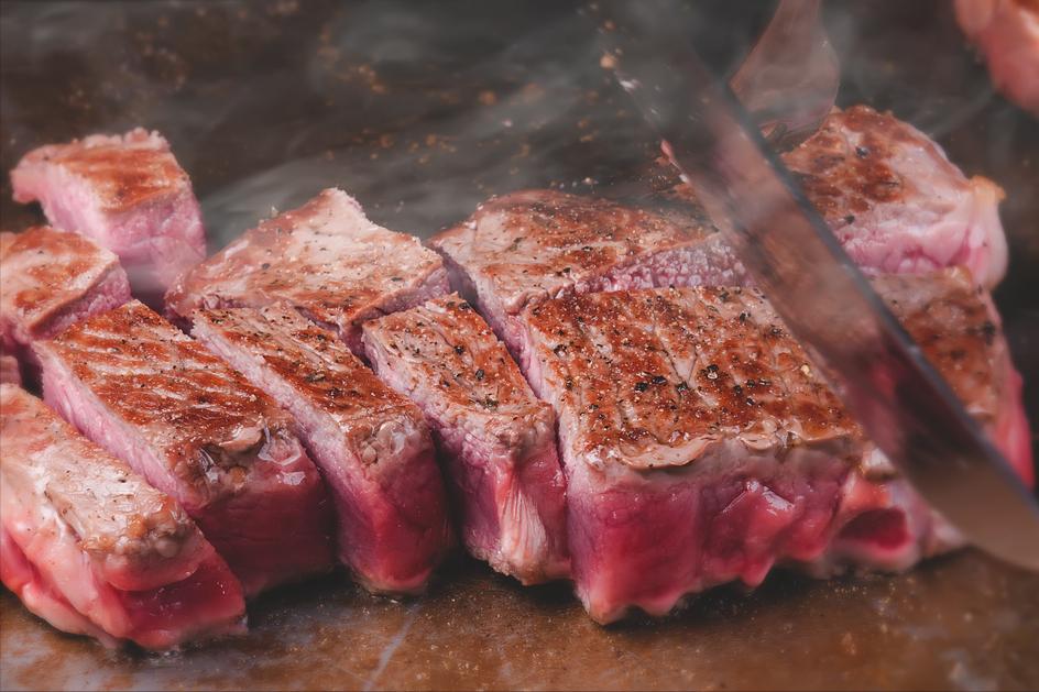 买牛肉颜色是粉色的还是深红色,买牛肉注意事项和方法