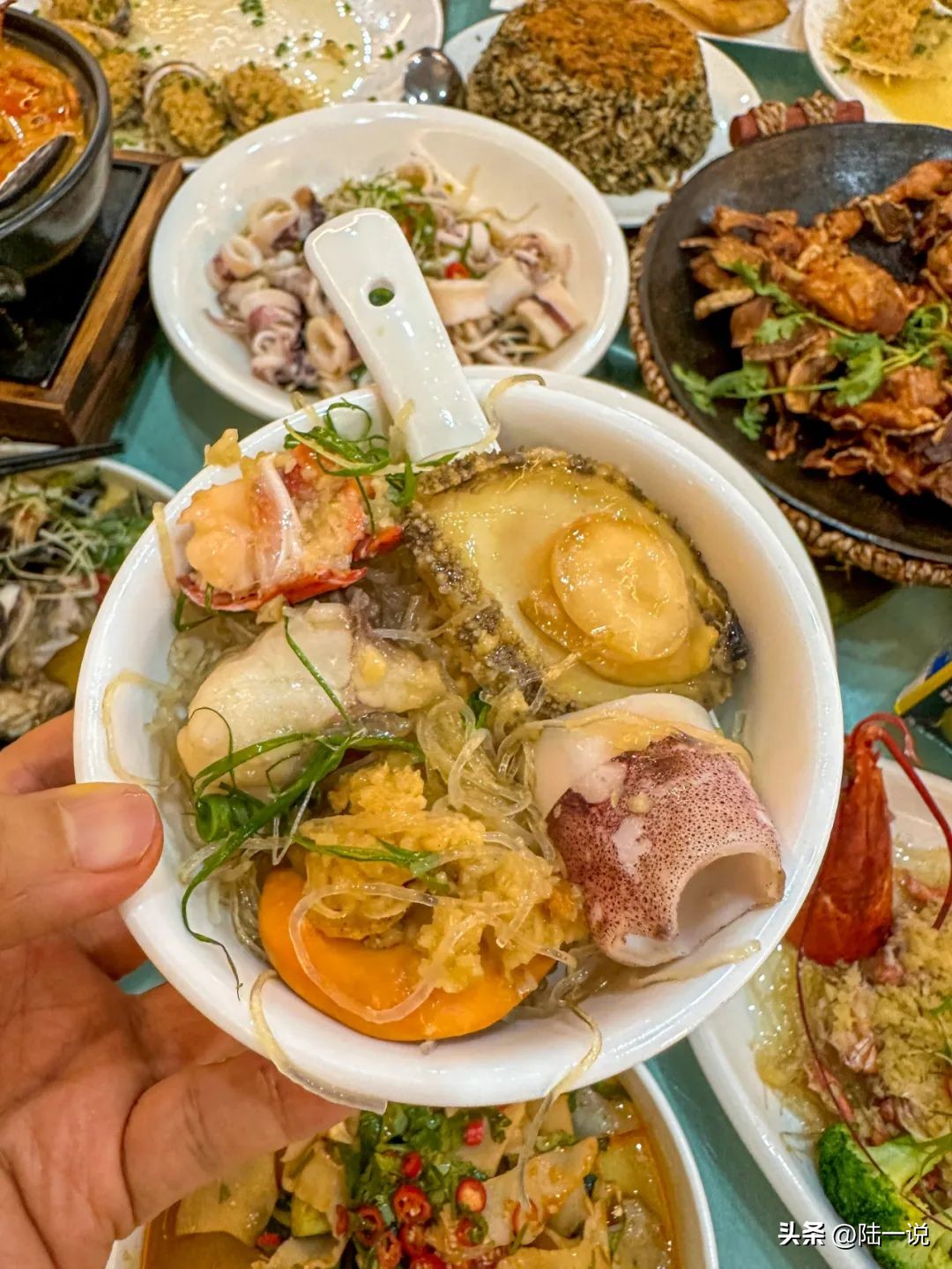 岛外农民别墅吃海鲜，龙虾、螃蟹、鲍鱼、鱼翅，1800元，吃到扶墙