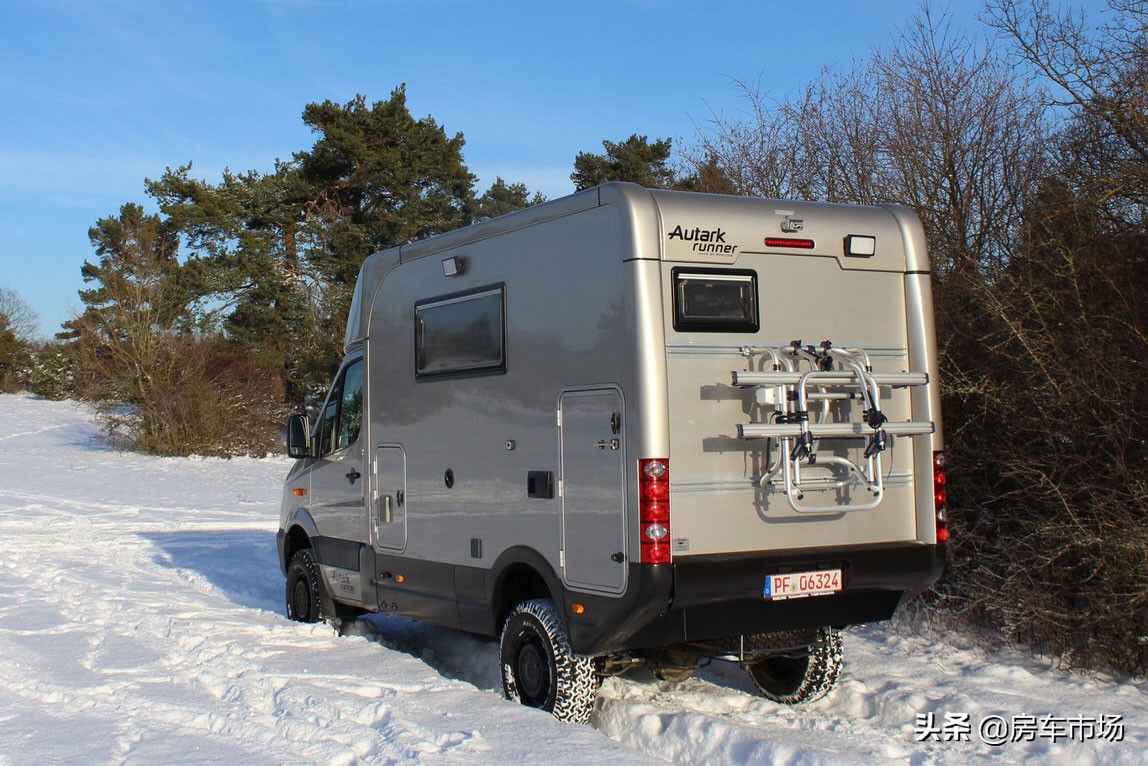 定制版6.6米大额头奔驰房车,雪地奔驰重型越野房车
