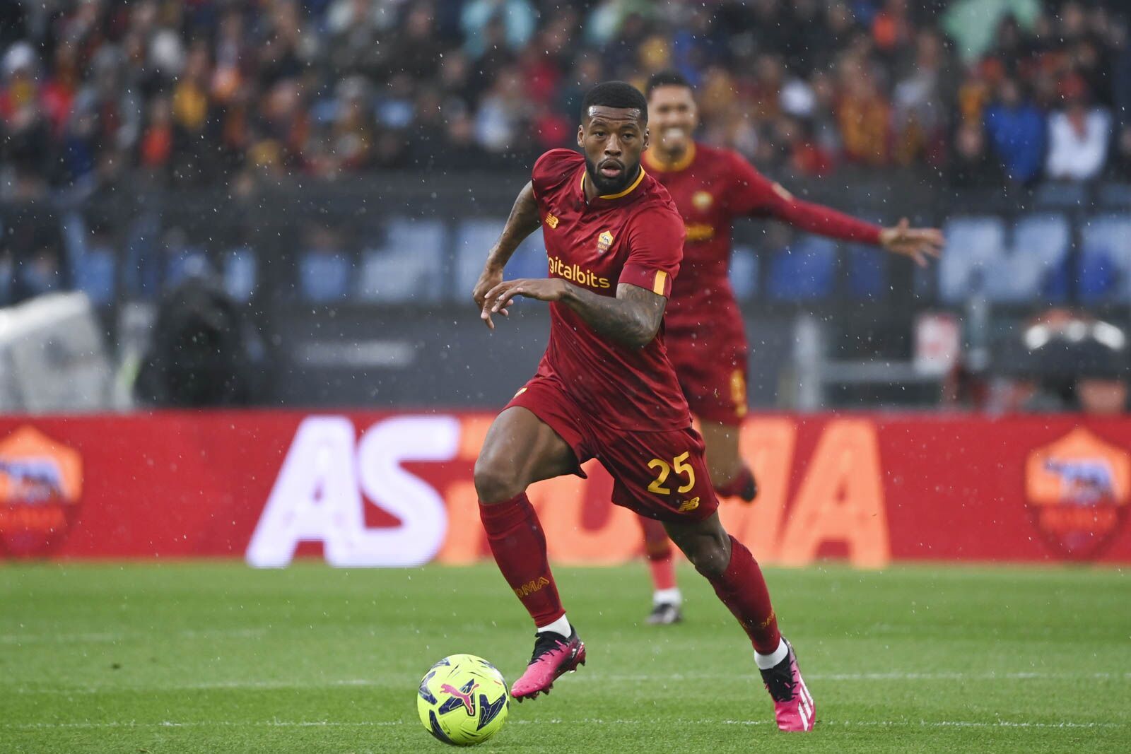 补时14分钟,依然无法阻挡穆里尼奥前进,哨响后,迪巴拉闭上眼睛