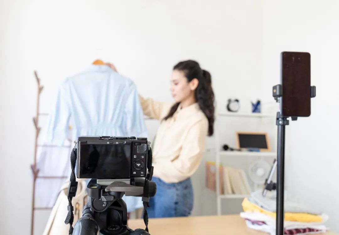 商场衣服为什么这么贵,商场买衣服贵吗